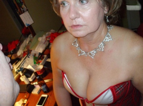 Mature lady Busty Bliss sports nipple clamps after being handcuffed - pornpics.de