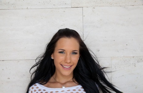 漂亮的黑发美女Kyra Hot在玩弄她的阴道前抚摸她的大乳房