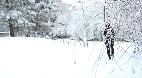 白人女孩亨娜下楼梯，然后在雪地上撒尿