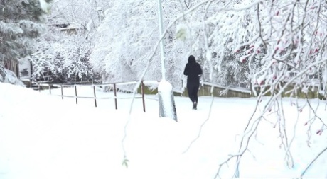 白人女孩亨娜下楼梯，然后在雪地上撒尿