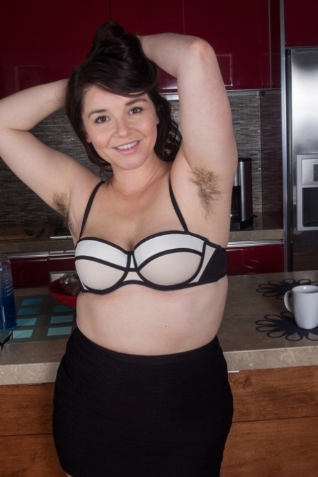 Thick female Maxine Holloway unveils her hairy pits before parting her beaver