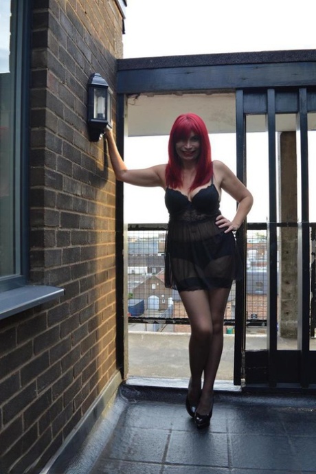 Older redhead Barby Slut exposes herself while wearing black lingerie - pornpics.de