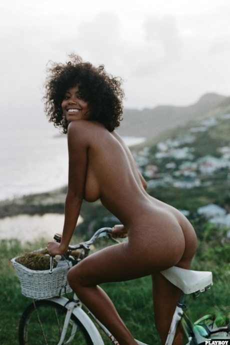 Ebony model Nereyda Bird strikes hot poses at the beach for Playboy - pornpics.de