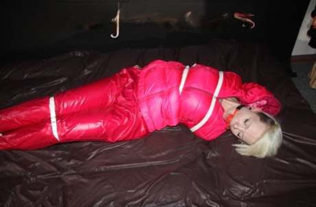 COURTNEYN MODELL在沙发上被绳索和球状物捆绑和塞住嘴巴