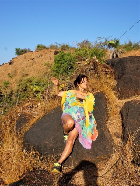 老年妇女戴安娜-阿南塔在徒步前往悬崖顶上的神社时暴露了身体