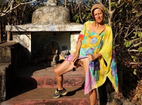 老年妇女戴安娜-阿南塔在徒步前往悬崖顶上的神社时暴露了身体