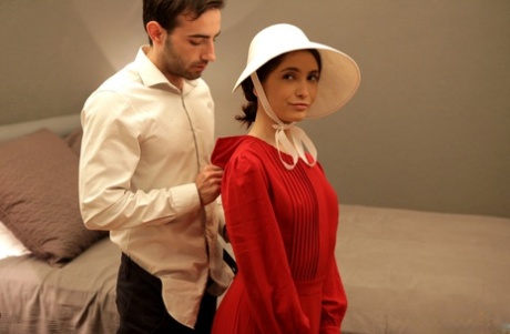 年轻的黑发女郎Jane Wilde在申请女仆工作后进行了爬行活动
