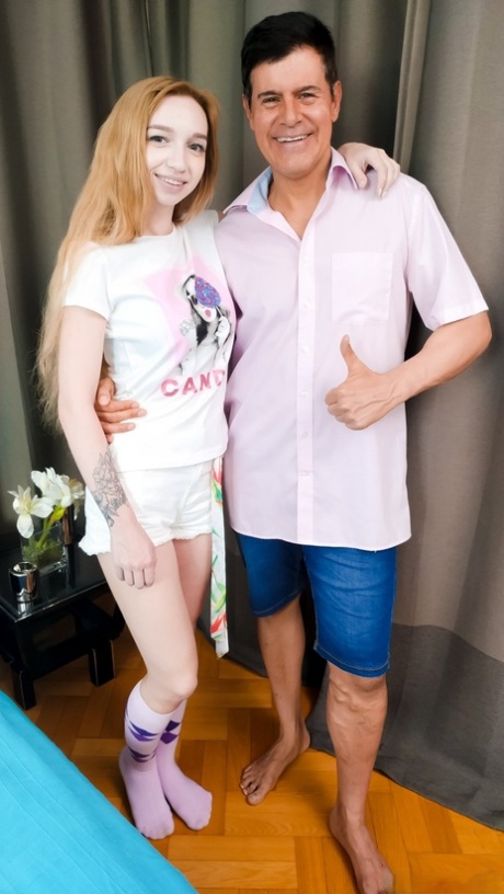 年轻的红发女郎Leyla Fiore为Porno Dan分开她裸露的阴唇