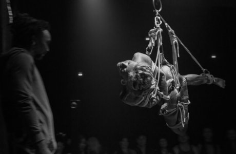 另类情侣为热情的观众现场表演 Shibari