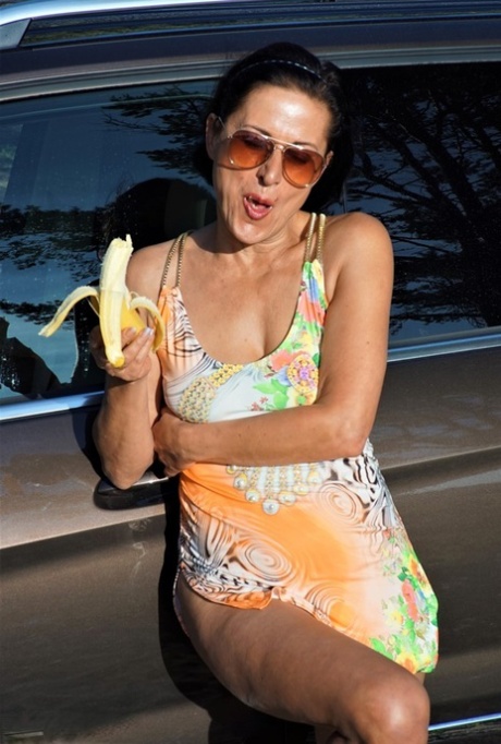 Amateur woman Diana Ananta sticks a half eaten banana in her vagina - pornpics.de
