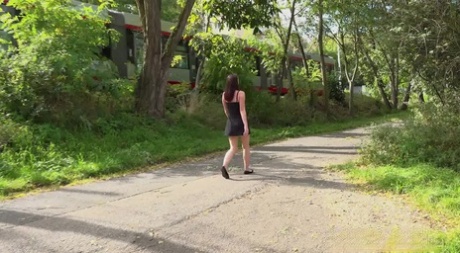 褐发女郎阿曼达-希尔在公寓的路边小便