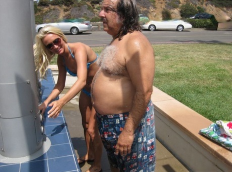 漂亮的金发女郎被70年代男色情明星罗恩-杰里米(Ron Jeremy)奸淫