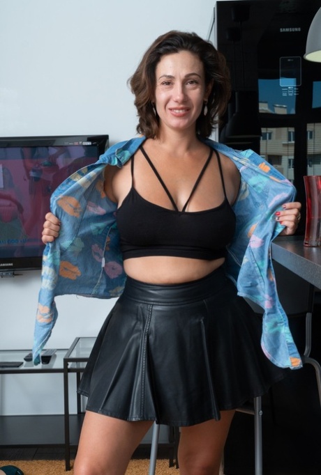 丰满的业余爱好者Gadget在厨房里脱衣服，然后和她的海狸玩耍