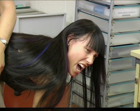 行为不端的女学生被男人和女人打屁股