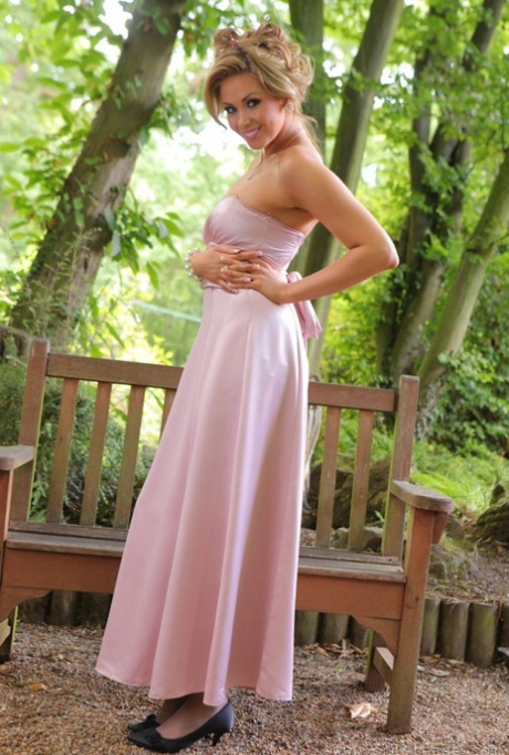 美丽的金发女郎Leah F在脱下晚礼服后展示她漂亮的乳房
