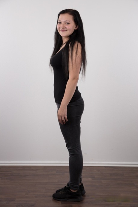 性感的黑发女郎达妮埃拉全裸后坐在凳子上