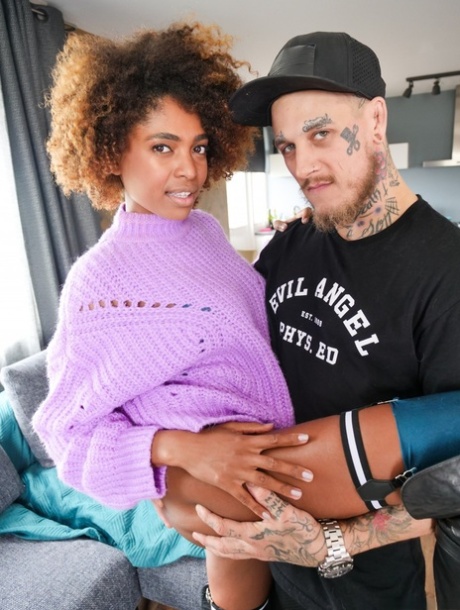 Black teen Luna Corazon sports an afro during sex with an inked white dude - pornpics.de
