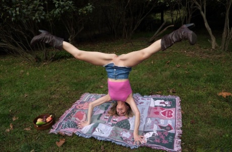 Amateur teen Addee Kate does a handstand before toying her pussy in the yard - pornpics.de