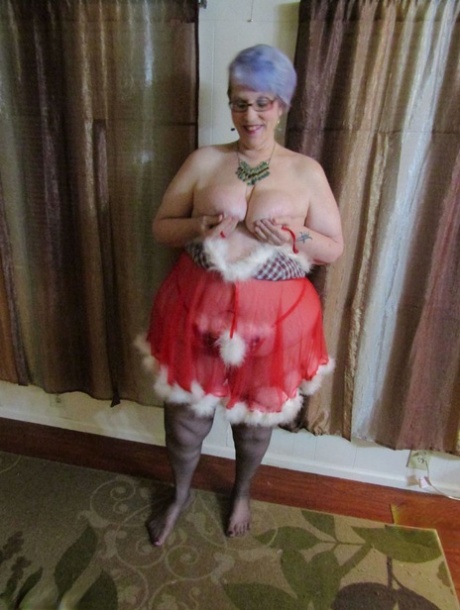 Fat nan Bunny Gram zieht sexy Dessous und Tanga aus, bevor sie Nylons ausrollt