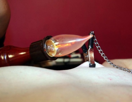 女霸主对被限制的男潜行者进行 CBT 治疗