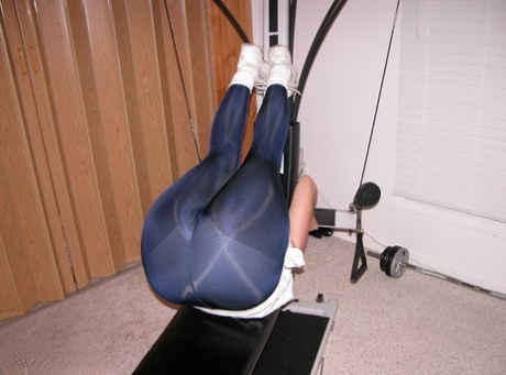 Mature amateur Devlynn exposes her tits and snatch on home gym equipment - pornpics.de