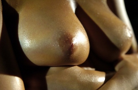 魅力模特Corail在一场精彩的裸体戏中展示她坚挺的乳房