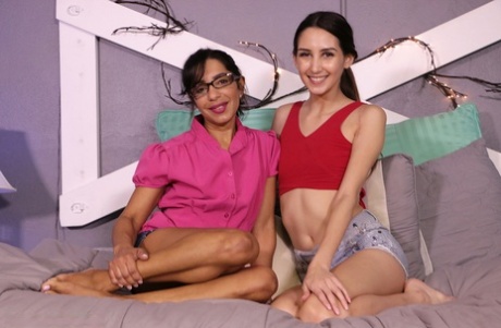 Mom and stepdaughter duo Natalia Nix and Amelia Dirk jerk a cock together