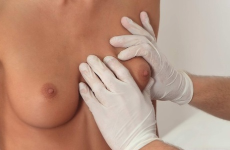 Tall teen Martina has sex during a checkup with her family doctor - pornpics.de