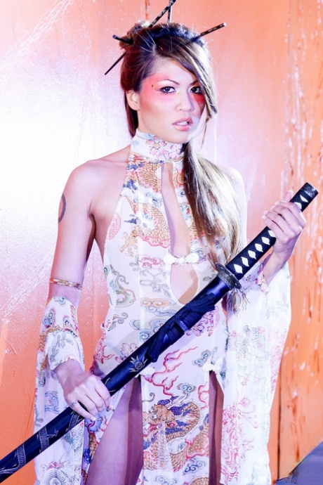 Asian model Charmane Star wields a Samurai sword while exposing herself - pornpics.de