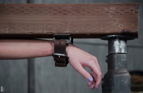 全身赤裸的女孩诺拉-莱利忍受着与变态的中年夫妇的BDSM游戏