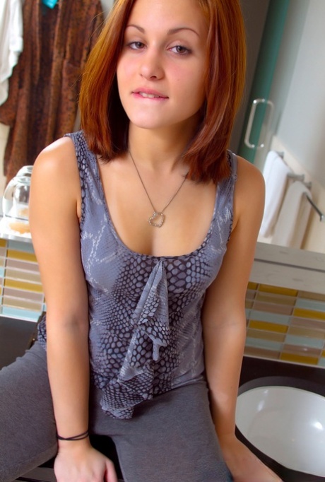Cute redhead removes her leggings and pretties to pose nude for the first time - pornpics.de