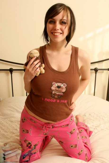 Erotic amateur Louisa Green lifts shirt to show off her big and perky breasts - pornpics.de