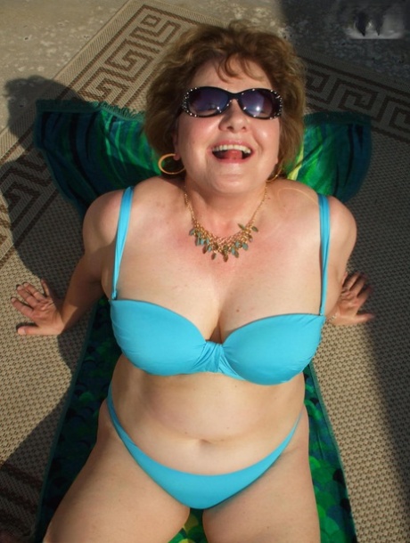 Older amateur Busty Bliss bare her natural tits while wearing sunglasses - pornpics.de
