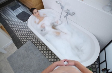 Barefoot teen Arwen Gold has sexual intercourse while taking a bath - pornpics.de
