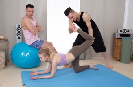 Petite teen Lightfairy gets double fucked and jizzed on a after a yoga session - pornpics.de