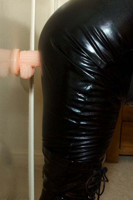 Thick amateur Dirty Doctor pleasures herself with a suction dildo in latex - pornpics.de