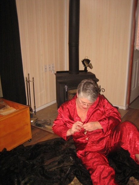 业余老腰带女神在客厅火炉前赤身裸体