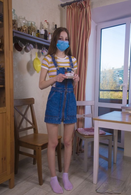 18岁女孩Lia摘下手术面罩和衣服摆出穿袜子的裸体姿势