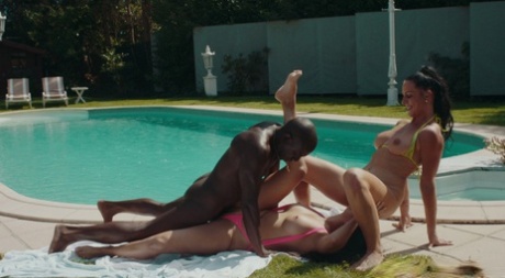 Bisexual women Mariska and Texas Patti have a threesome with a BBC by a pool - pornpics.de