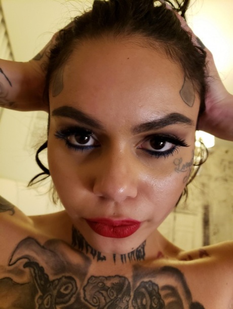 Tattooed girl Genevieve Sinn sports red lips during a POV suck and fuck - pornpics.de