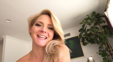 Cute blonde Lisey Sweet receives an open mouth cumshot after a fuck - pornpics.de