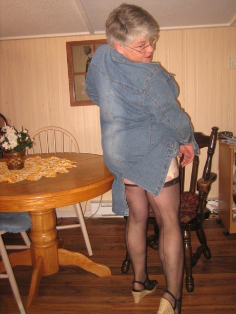 大胸超重老奶奶 腰带女神在桌子上自慰