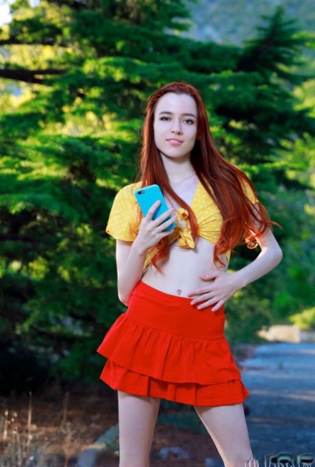 Die junge Rothaarige Sherice wird völlig nackt, nachdem sie Selfies auf einem Waldweg gemacht hat