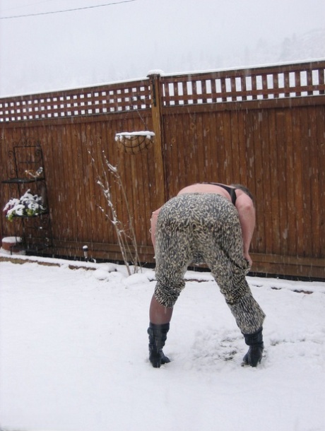 下雪天，顽皮的老太太束腰女神脱掉丝袜和靴子