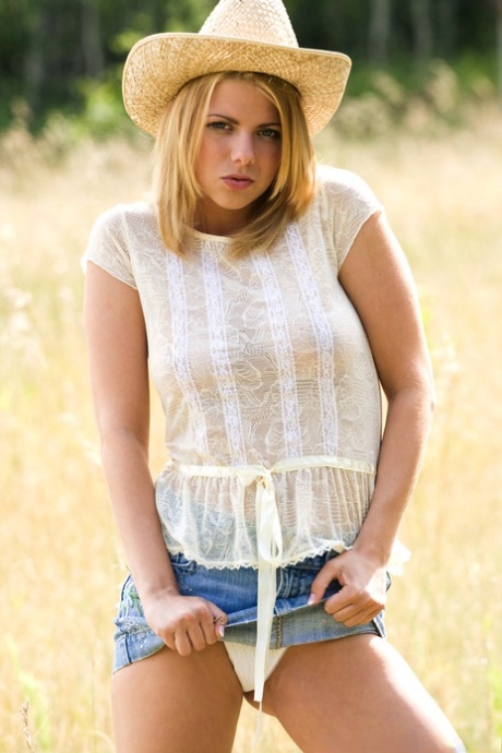Blonde country girl Jana Davis gets naked in a field while wearing a straw hat