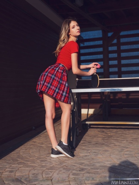 瘦小的金发少女Rebecca Volpetti在脱光衣服时兜售她的性感屁股