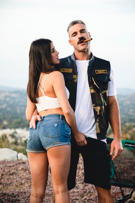 凯莉-火箭（Kylie Rocket）在露营时裸体，穿上了她男人的颜色