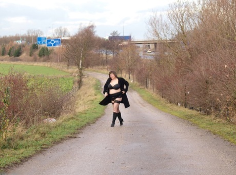 Overweight woman Roxy exposes herself while walking a path in black boots - pornpics.de