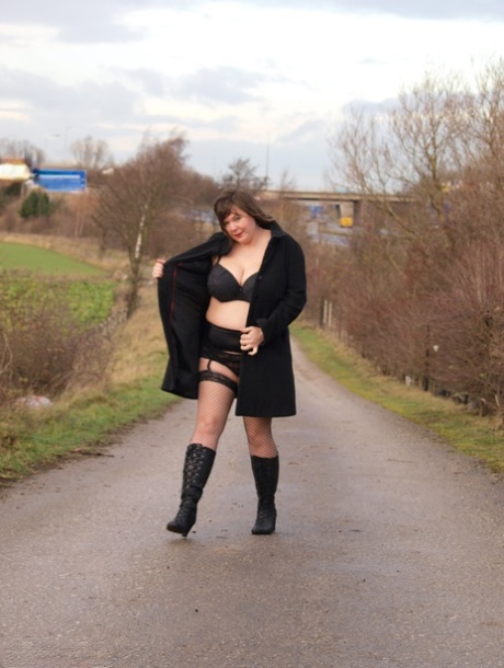 Overweight woman Roxy exposes herself while walking a path in black boots - pornpics.de