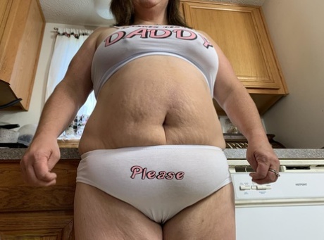 Middle aged BBW Sexy Nebbw shows her big tits and butt in a kitchen - pornpics.de